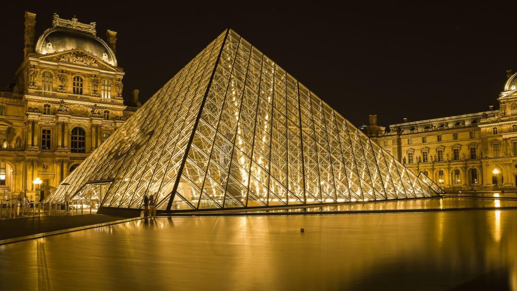 paris gezilecek yerler
Louvre Müzesi