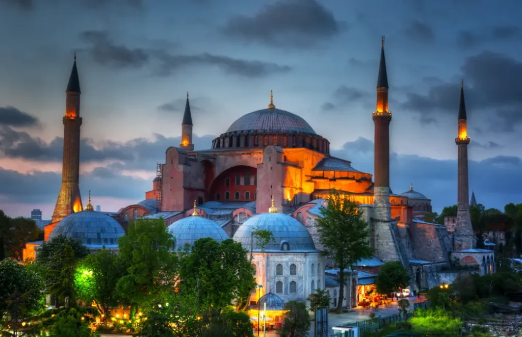 Ayasofya-i Kebir Cami,
Avrupa Yakasındaki Tarihi Yerler,
İstanbul Tarihi Yerleri